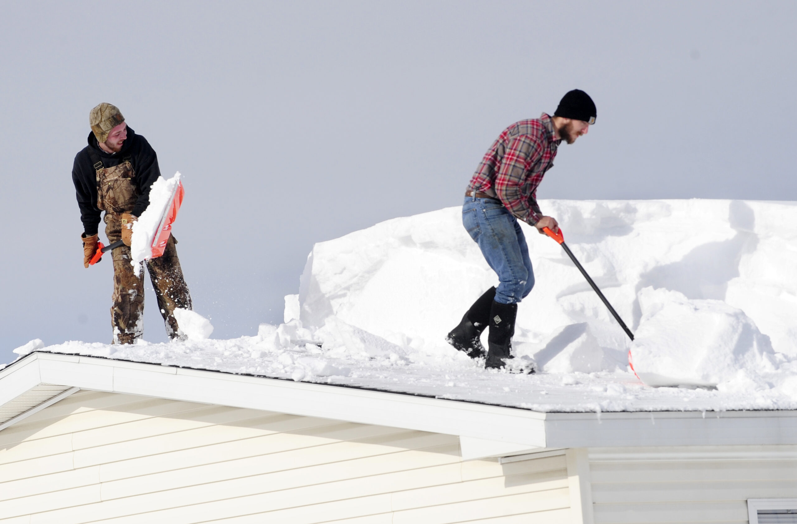 How to remove snow from roof
